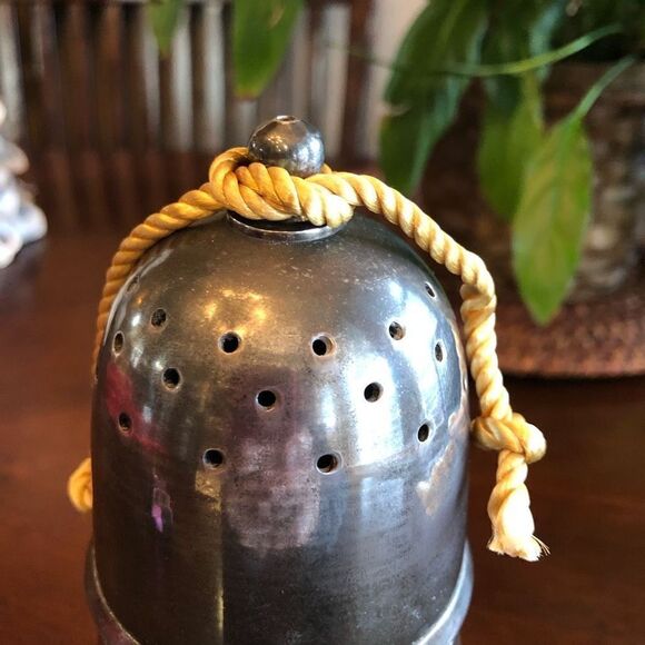 VINTAGE SILVER-PLATED SUGAR SHAKER - 🎉HPX2🎉 8.5” Muffineer. Used for Body Powder - Picture 10 of 10